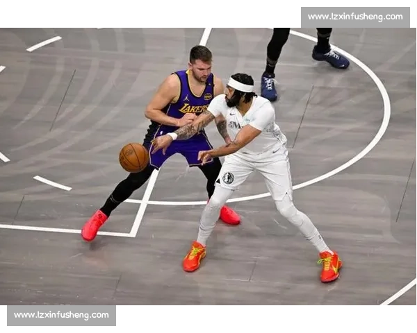 瘦身东契奇火力狂飙,独行侠防守豪赌难掩失衡 瘦身东契奇火力狂飙,独行侠防守豪赌难掩失衡