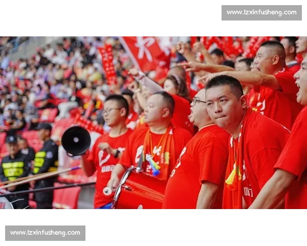 川超赛场双份浪漫!绵阳球迷求婚获 10 万购房券 川超赛场双份浪漫!绵阳球迷求婚获 10 万购房券